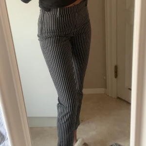 Randiga kostymbyxor - Jätte fina randiga kostymbyxor med slits! Knappt använda, bra skick storlek: xs
