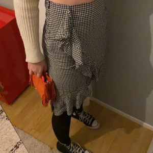 Volangkjol - Svartvit rutig volangkjol som är kortare ifram och längre i bak. Tyvärr för stor för mig i midjan💖