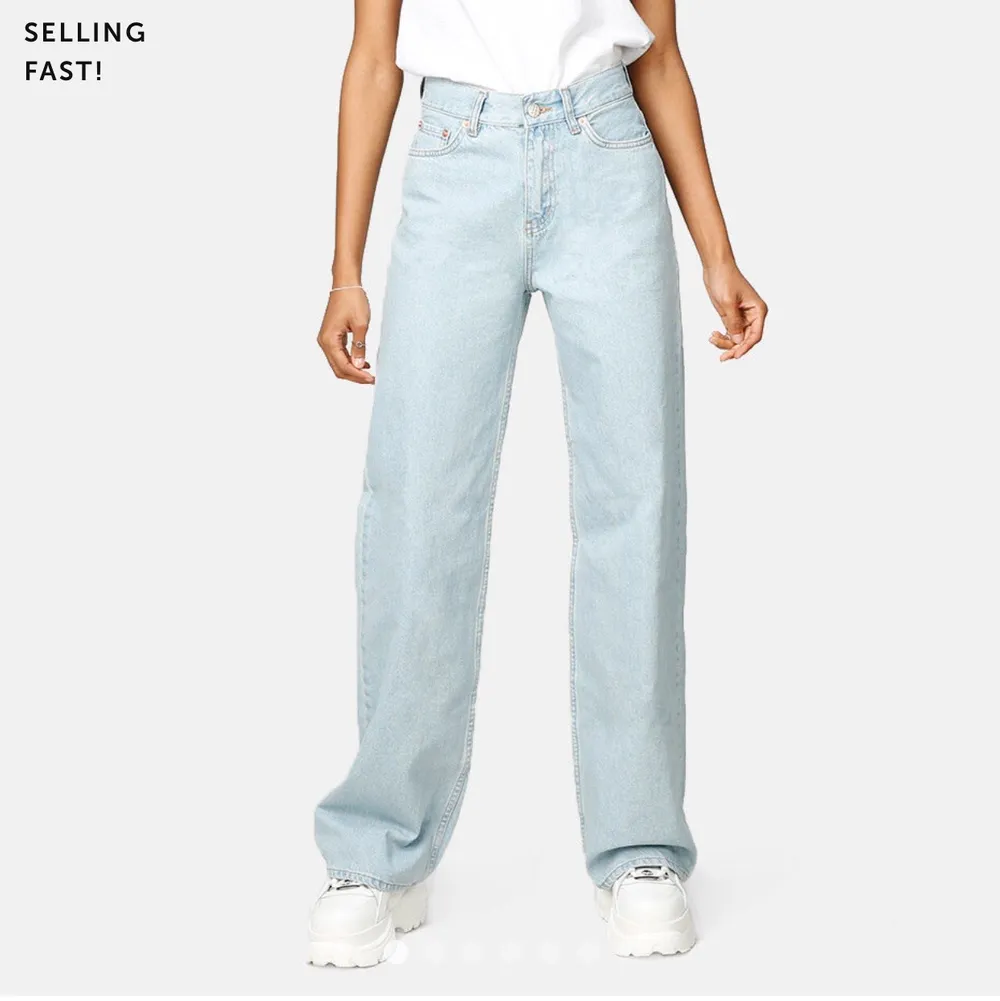 Säljer dessa superfina populära jeans från junkyard☺️ är fler intresserade startas budgivning. Frakt tillkommer . Jeans & Byxor.