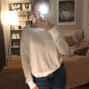 Club Monaco Tröja  - Super fin randig tröja från Club Monaco. Har använts typ 1 gång och det är anledning varför jag säljer. Den är väldigt skön! Frakt tillkommer på 44kr