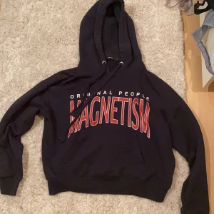 Marinblå Hoodie ifrån BikBok - Marinblå Hoodie ifrån BikBok i strl S. 