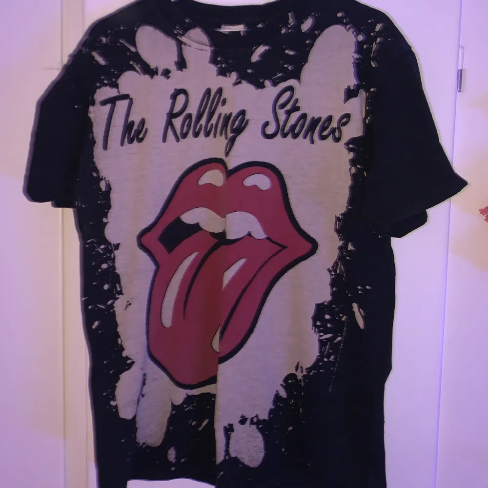 Hejsan! Säljer nu denna SUPER snygga vintage Rolling Stones T-shirten! Använder aldrig då den e lite liten på mig nu ( är 188 ) men tror den skulle passa perfekt på nån mindre! Pris går att diskutera. T-shirts.