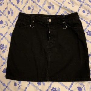 Jeanskjol H&M strl 40  - En riktig fin och stilren jeanskjol från H&M! Den har tyvärr blivit lite för stor för mig och kommer därför inte till användning. 