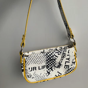 Axelväska - Jätte fin väska som jag knte fått användning av! Den är köpt på ASOS! Väldigt fint skick med tanke på jag bara använt den 2-3 gånger! Köparen betalar för frakt 🚚 💚💕