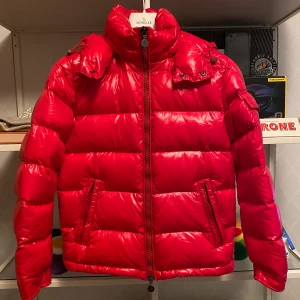 Moncler Maya Size 0 - Size 0, 9/10 skick, knappar följer med. Röd slutsåld färg