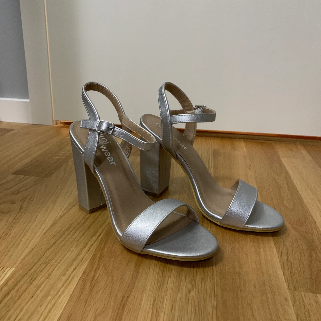 Platåklackar size 4