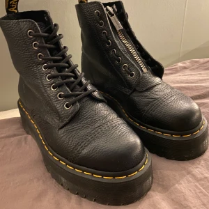 Sinclair dr martens  - Köptes på dr martens butiken i stockholm för några veckor sen men insåg att de var för små :( kan knytas på två olika sätt ^^ antingen med dragkedja eller utan. Använda i ca en vecka, nypris 2300kr