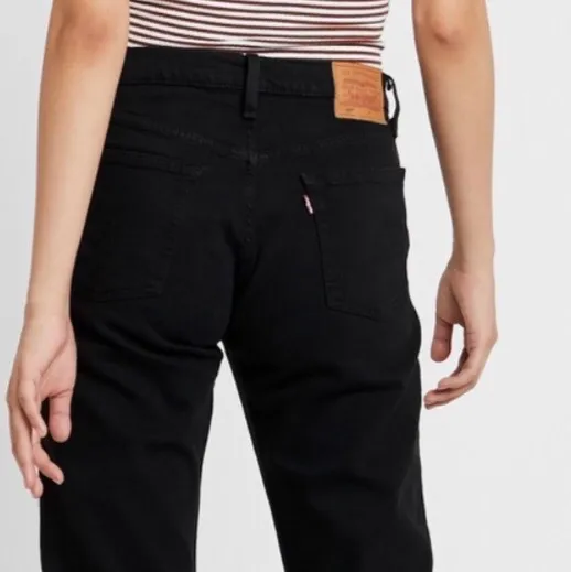 Svarta Levi’s mom jeans i modell 501. Storlek 26 i waist och 28 i length. Jag är 168 cm lång och de sitter bra i längd på mig. Säljer på grund av att de är för små för mig. Använda ytters få gånger.. Jeans & Byxor.