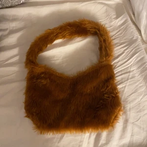 Super fin fluffig gyllenbrun minibag - Syr själv! Såklart kvitto på att paketet är skickat, tar swish🥰