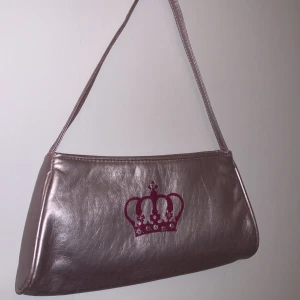 väska - superfin väska, bra skick då den aldrig är använd av mig🤎  köparen står för frakt🥰