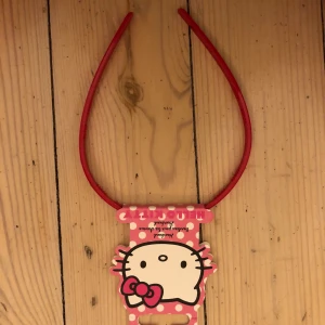 Hello kitty hårband - Hello kitty hårband som inte kom till användning, helt oanvänt! Frakt tillkommer, skriv om ni vill ha fler bilder eller om ni har frågor!💕