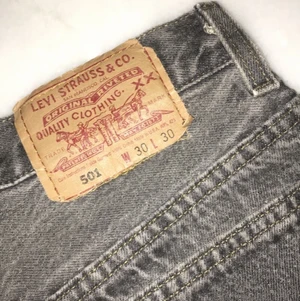 LEVIS SHORTS / 30/30 - Gråa Levis shorts, skit snygga. Sparsamt använda .. säljes pga av att dom är för små. 150 riksdaler tack! Ps. Köparen står för frakt 