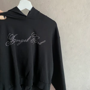 Hoodie - As ball hoodie köpt på hm för flera år sen i stl L men skulle säga att den är en M! Inte andvänd mycke alls av därav lite dammig, annars inga fläckar eller liknande! Köparen står för frakt 📦 