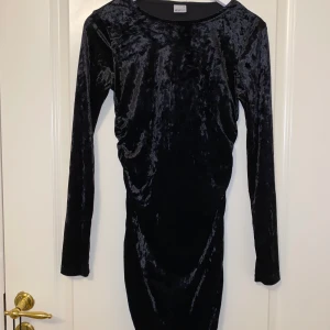 Sammetsklänning  - Svart sammetsklänning från gina tricot i storlek S. Framhäver kurvorna och har ett väldigt skönt material. Perfekt för ett speciellt firande etc.
