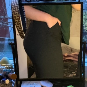 Kostymbyxor - Grå, högmidjade kostymbyxor som man kan ha skärp med. Skärpet som medföljer kan man knyta i midjan till en rosett. Sitter superfint och är väldigt högmidjade. Storlek 40. Pris 100kr + frakt🌶