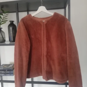 Fake fur jacka - Puderrosa jacka i puderrosa fuskpäls. Väldigt mjuk och använd fåtal gånger. Köpt på MQ 
