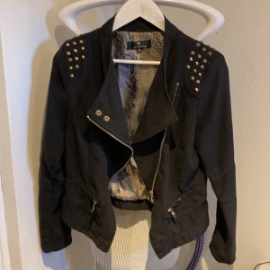 Mocka jacka  - Säljer en svart svart jacka i mocka imitation. Skicket är bra. Köparen står för frakten.