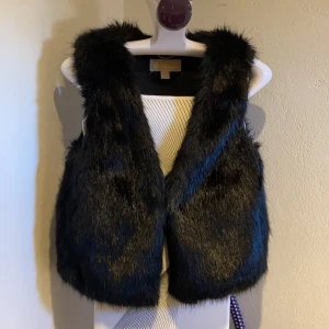 Michael Kors väst - Äkta väst från Michael Kors som är i nyskick säljs pga att den inte kommer till användning. Den är använd endast ett fåtal ggr. Svart i färg. Passar även dem som har S i stl. Köparen står för frakten.