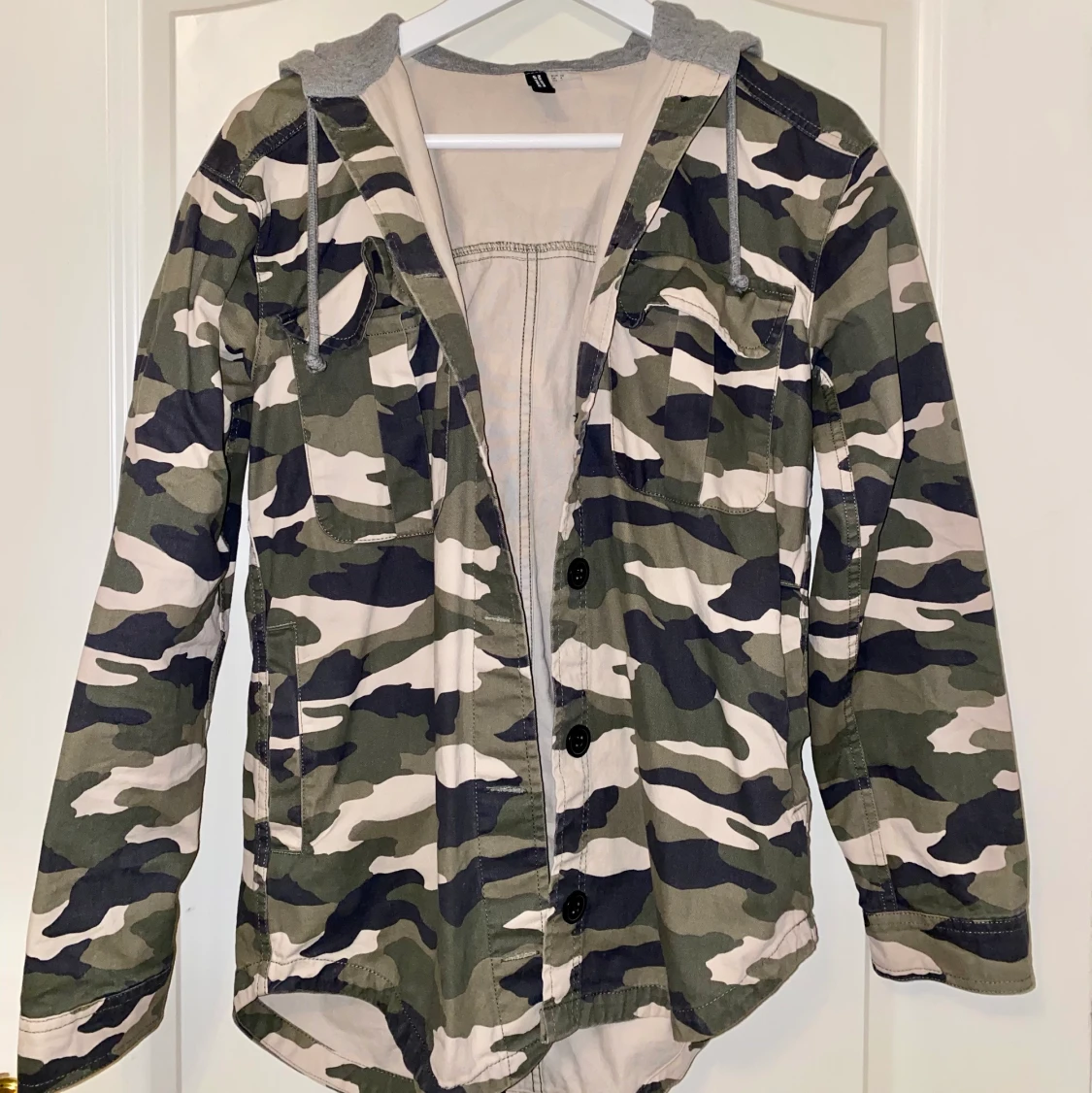 Militärjacka med grå luva