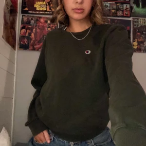 Champion tröja - Mörkgrön Champion sweatshirt! Jätte bra skick✨ Möts upp i Falun eller fraktar för 63 kr (spårbart). Buda i kommentarerna från 200kr med 20kr som minsta ökning! Slutar 12 nov 19.00 💖 