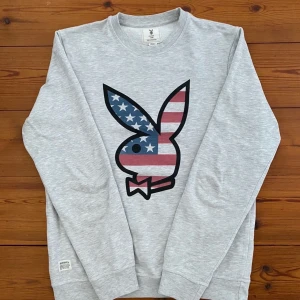 Playboy Sweatshirt - Säljer min gråa Playboy sweatshirt. Använd ett fåtal gånger så är i väldigt bra skick! Storlek S/M, säljer för 199kr + frakt. 
