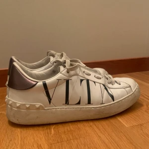 Valentino skor  - Jättefina valentinoskor i storlek 38 (innersulan är 25cm).  Äkta & dustbag medföljer✨ skriv gärna för fler frågor eller bilder😇