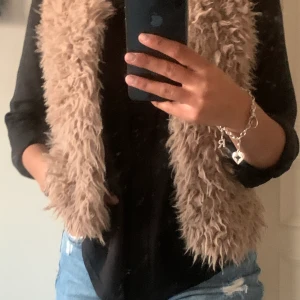 Ljusbrun pälsväst  - Jätte fin pälsväst!! Bra skick, knappt använd. Storlek: xs/s 💖
