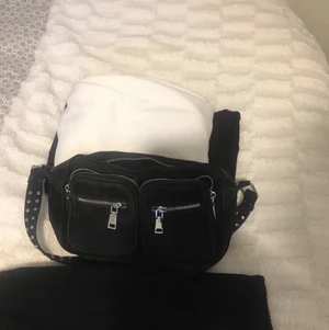 Noella väska - Super fin väska i svart mocka från Noella, använd men i fint skick! Köpt på miinto, Kan fraktas och mötas upp i Uppsala💕