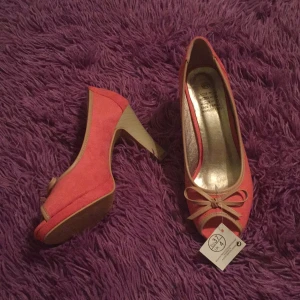  - Högklackade skor köpta i Italien, fejk mocka, ljus rosa, oanvända. 