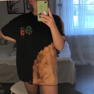 Cool t-shirt från Boohoo  - skit snygg och cool t-shirt från Boohoo. Den är i storlek M men väldigt oversized. Använd Max 3 gånger. Köpt på herravdelningen men finns tyvärr inte längre kvar att köpa på sidan. Älskar trycket och att den är lite blekt! Finns att mötas upp i Linköping eller frakt mot kostnad ❤️ Nypris 270kr men säljer för 110kr + frakt 44kr❤️