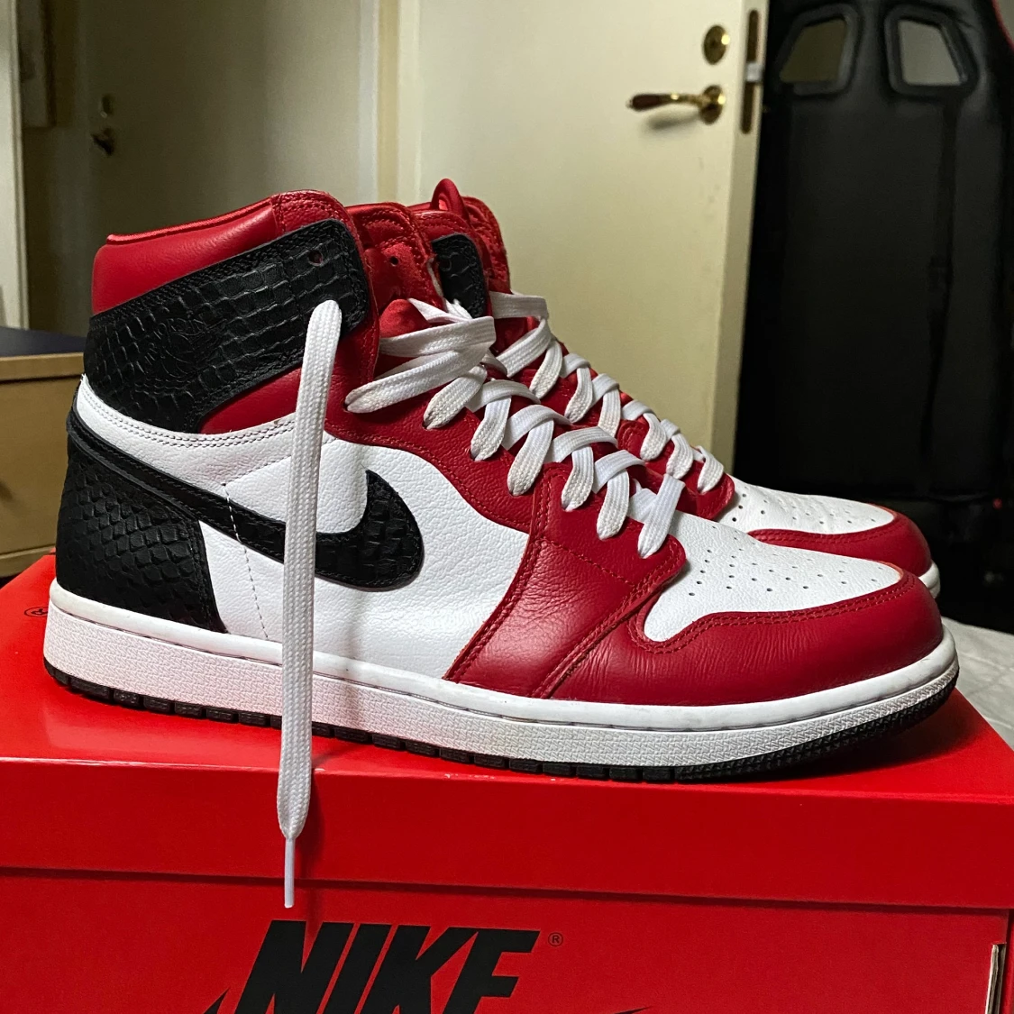 Aj1 satin snake EU 42.5