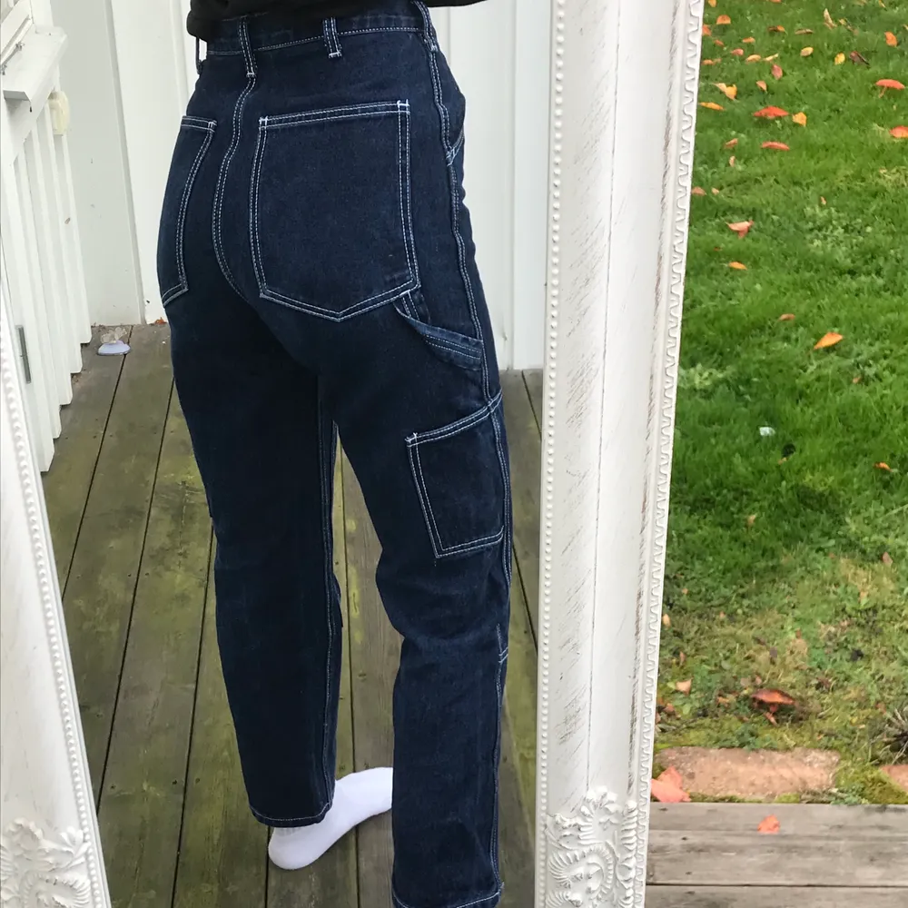 Carpenter jeans från Brandy Melville i storlek M, Midjemått: 72 cm. Riktigt snygga med unika detaljer i vit sömm. Säljer pga för korta för mig. Knappt använda!🥰. Jeans & Byxor.