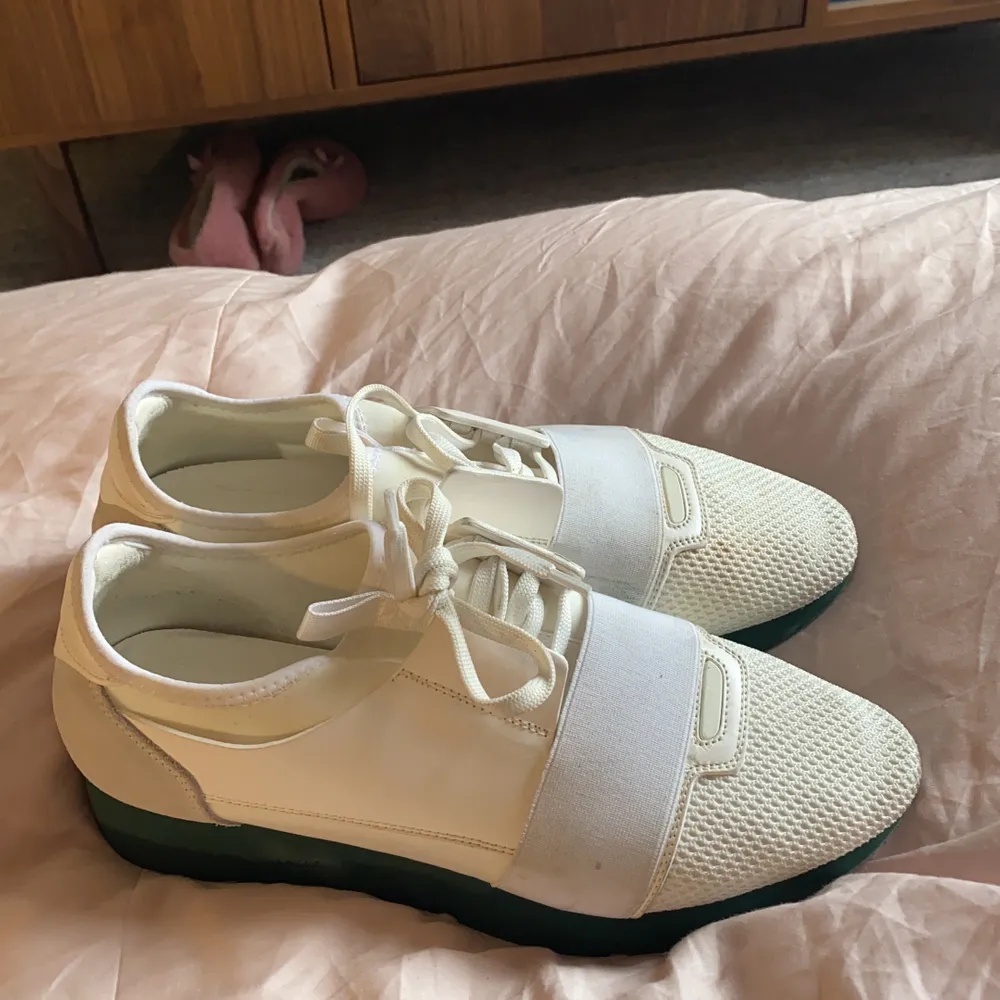 Ett par vita balenciaga sneakers med mörkgrön sula. Skitcoola! Storlek 40, nypris: 5699, kontaktas mig för fler frågor eller bilder. Skorna är i fint skick men kan behöva en liten tvätt kanske om man vill ha dem som nya. Självklart ÄKTA . Skor.