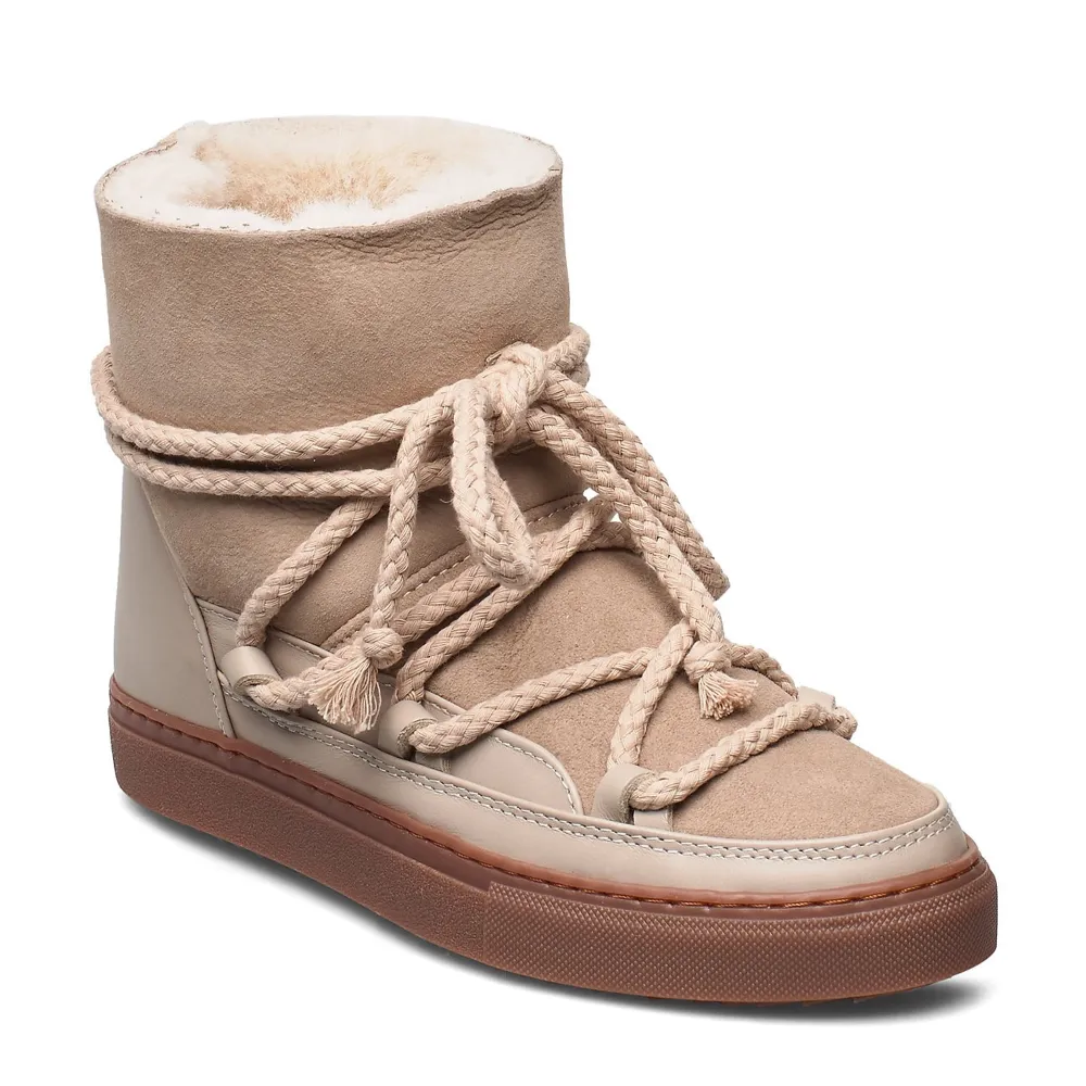 Superfina äkta Inuikii skor köpta förra vintern i fortfarande mycket gott skick. Säljer pga vill köpa i en annan färg. Nypris 2599kr säljer för 1900kr 🙌🏼🖤 frakt ingår givetvis!. Skor.