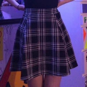 Rutig kjol  - Fin rutig kjol från H&M för typ 250kr. Typ aldrig använt den, storlek s. Köparen betalar frakt 