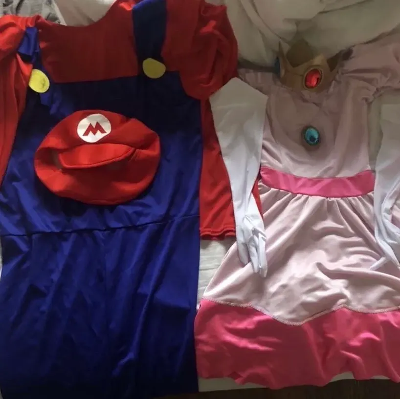 Endast super-Mario kostymen kvar:) . Kostymer.