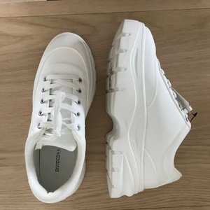 Oanvända skor från HM slt. 37 - Helt oanvända platå sneakers från DIVIDED h&m i slt 37. Prislappen är kvar. Säljes pga av att jag har alldeles för mycket skor. Ord pris 349kr. Frakt tillkommer. 