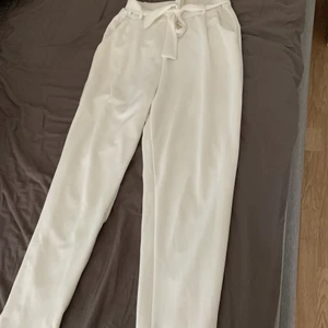 NLY TREND KOSTYMBYXOR I STORLEK XS - Fina vita kostymbyxor ifrån nly trend i storlek XS, använda fåtal gånger! Mycket fint skick! Nypris:299