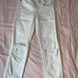 Vita fräscha jeans med håliga knän för bara 50kr! 