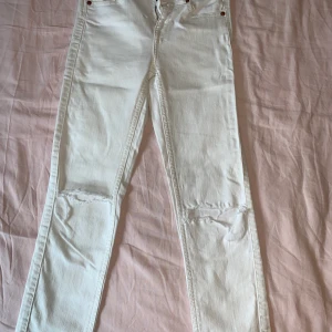 Vita fräscha jeans med håliga knän!  - Vita fräscha jeans med håliga knän för bara 50kr! 