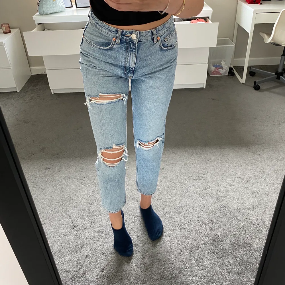 Säljer dessa slitna zara jeans🌷 . Jeans & Byxor.