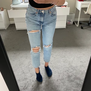 Zara jeans storlek 38🌷 - Säljer dessa slitna zara jeans🌷 