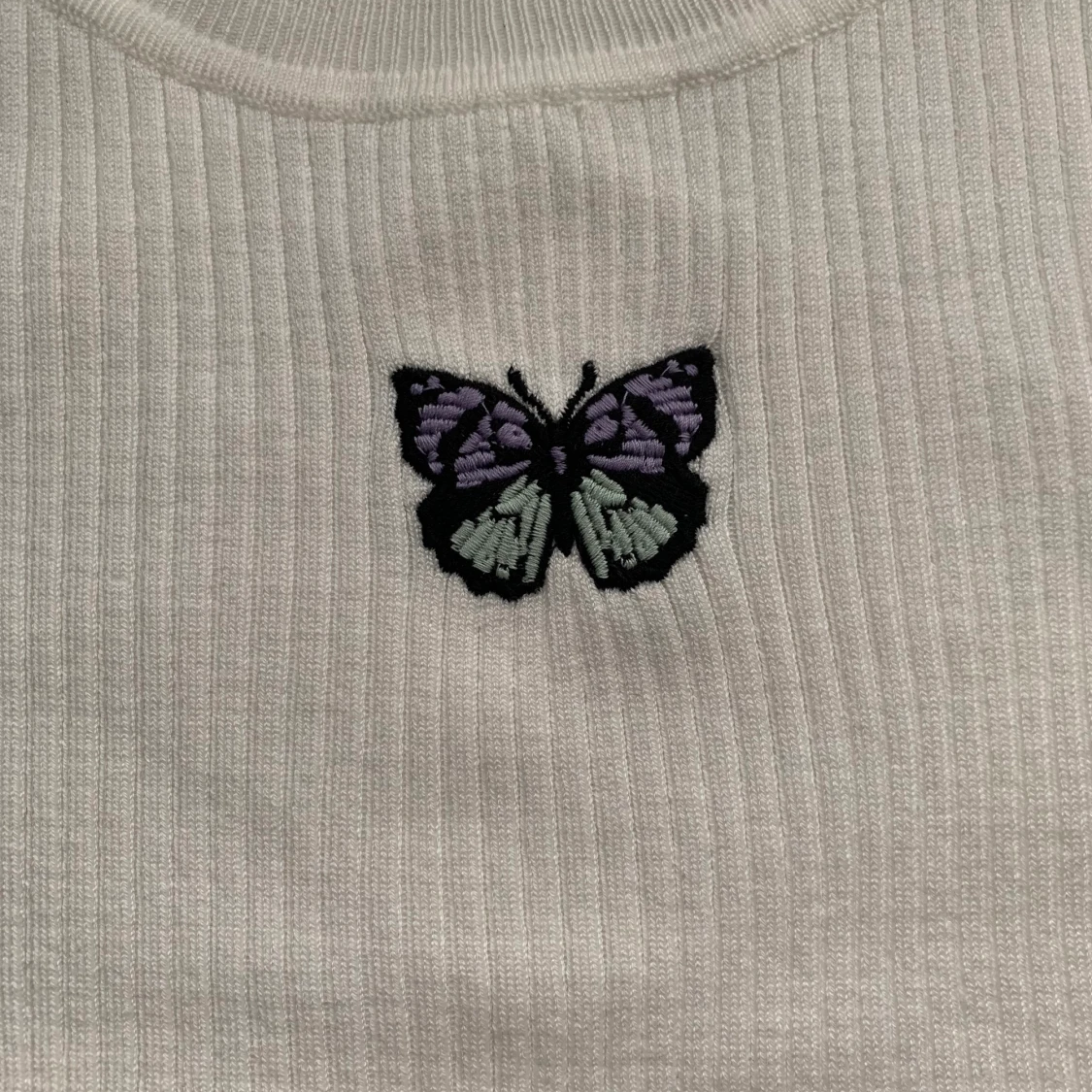 Ribbad vit fjäril t-shirt - 90