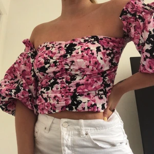 Blommig topp - JÄTTESNYGG offshoulder-topp från Gina Tricot, har endast använts en gång under en photoshoot. Nypris 400kr. Är slut online!