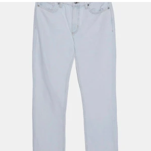 Zara jeans med slits - Helt nya med prislapp kvar i storlek 34. Sälj för att dem var lite för korta för mig som är 175. Fina blåa jeans. Slutsålda. Bud från 200kr💞