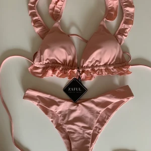 Helt ny bikini från zaful - Jättefin bikini som tyvärr var lite för stor för mig. Färgen stämmer bättre överens med bilden från zaful. Nypriset för mig var ca 150 kr. Tar samma men bjuder på frakten. 