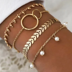 Guldiga armband  - 4 stycken guldiga armband. Frakt 11 kr💛