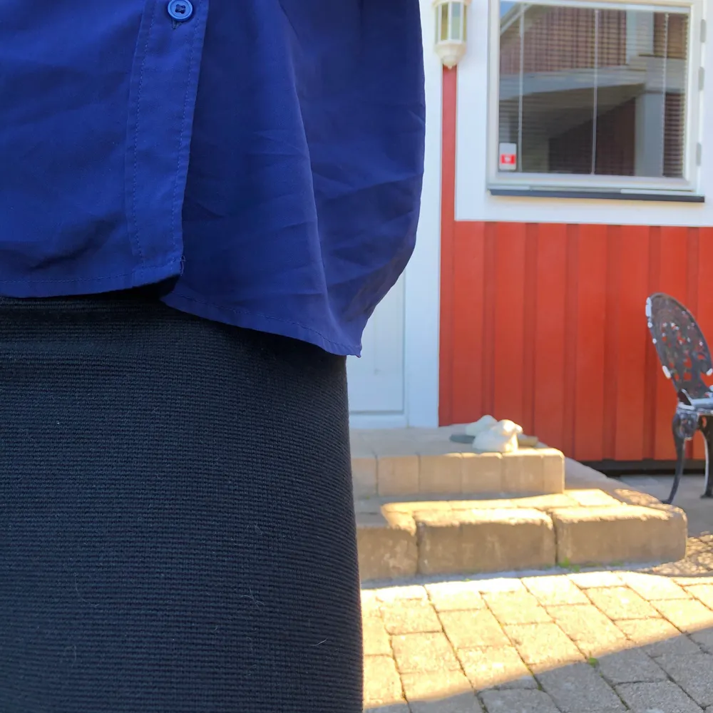 Stickad/Ribbad kjol från Zara, som ny. Personen på bilden har storlek S. Frakt tillkommer💕. Kjolar.