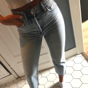 Jeans - Högt skurna jeans från Zara. Ankellängd. Väldigt fin färg. Köparen betalar eventuell frakt.
