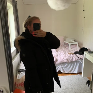 Hollies subway jacka - Säljer min hollies subway vinterjacka. Använd väldigt få gånger. Köptes på johnells i vintras för 4700kr. Jackan har inga defekter och är alltså helt som ny. Storlek 42, sitter bra på mig som idag är en S/M men passar även L. Säljs för 3750kr men kan gå ner i pris vid snabb affär. Rökfri